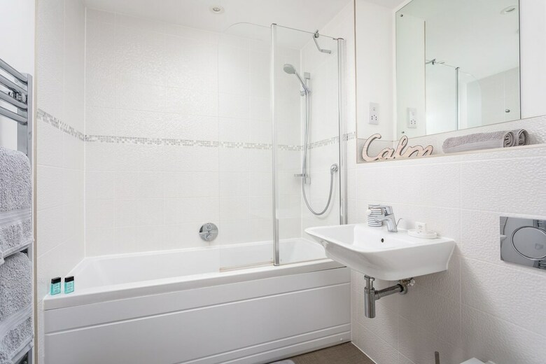 Elliot Oliver - Luxury 3 Bedroom Town Centre Apartment