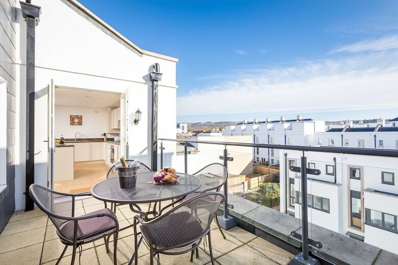 Elliot Oliver - Luxury 3 Bedroom Town Centre Apartment