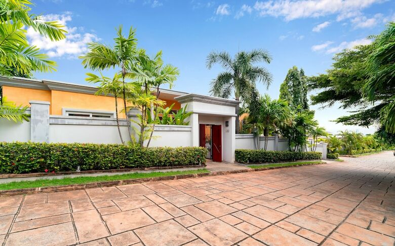 Stunning Luxury Golf And Pool Villas