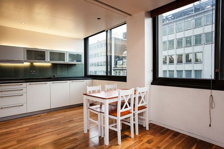 2 Bedroom Apartment Overlooking Oxford Street