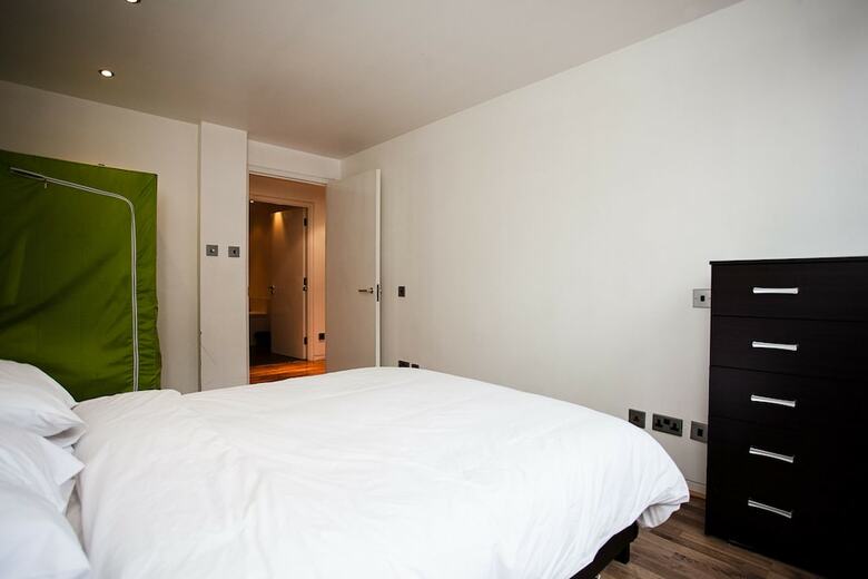 2 Bedroom Apartment Overlooking Oxford Street