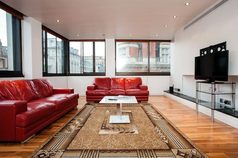 2 Bedroom Apartment Overlooking Oxford Street
