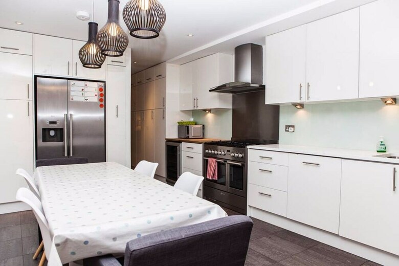 4 Bedroom Home In Sands End