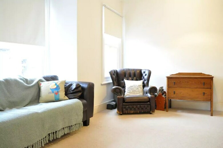 Bright 2 Bedroom Apartment In Battersea
