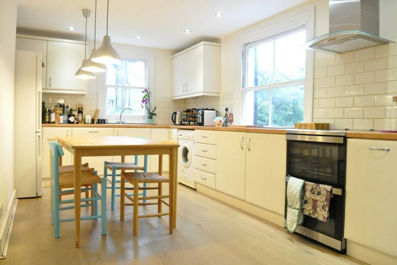 Bright 2 Bedroom Apartment In Battersea