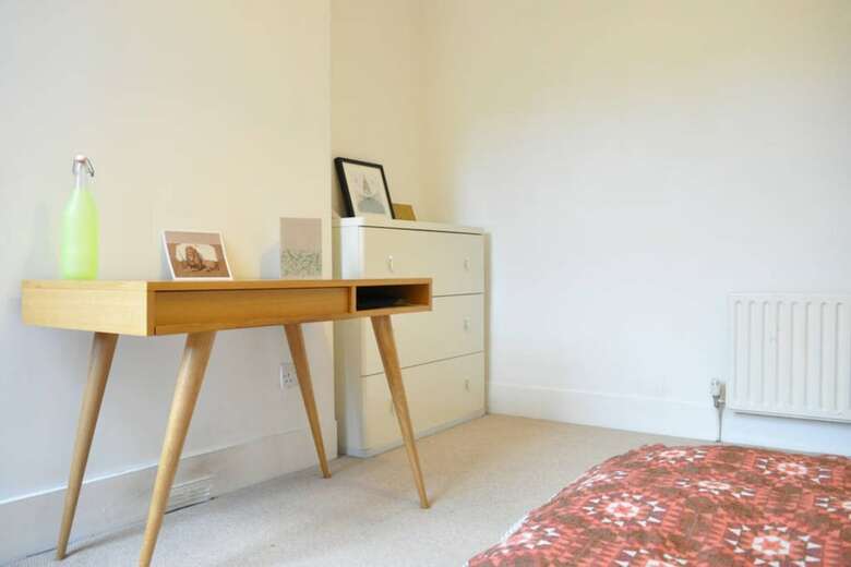 Bright 2 Bedroom Apartment In Battersea