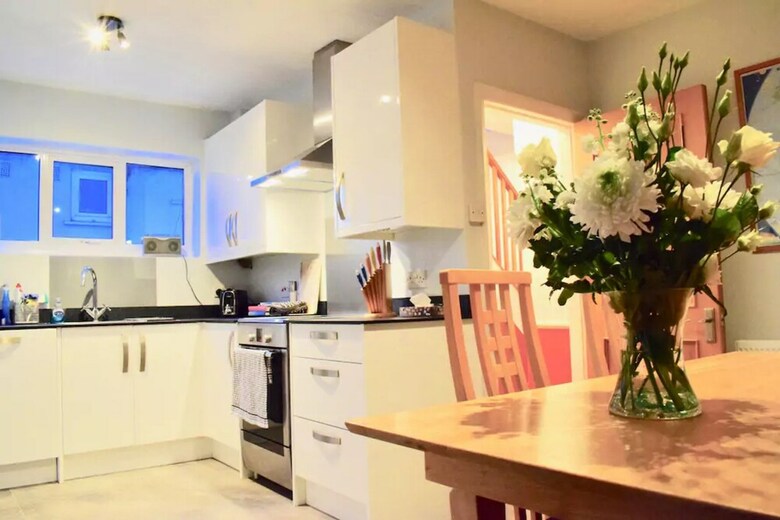 3 Bedroom House In Brighton With Garden