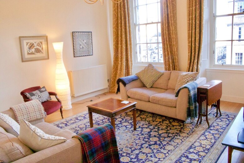 3 Bedroom Apartment In Edinburgh's New Town