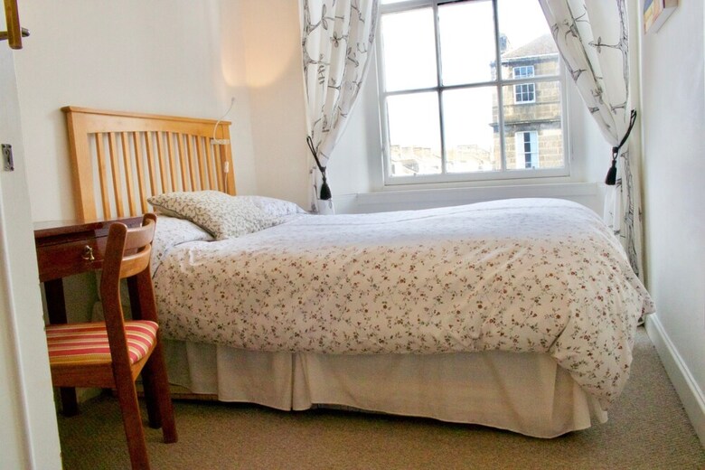 3 Bedroom Apartment In Edinburgh's New Town