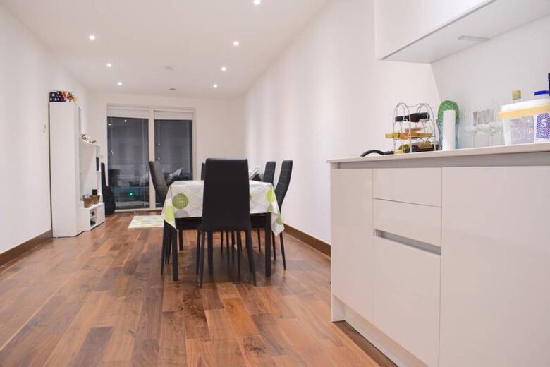 1 Bedroom Apartment Accommodates 4 In Kilburn