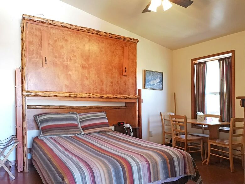 Motel Yellowstone Riverside Cottages