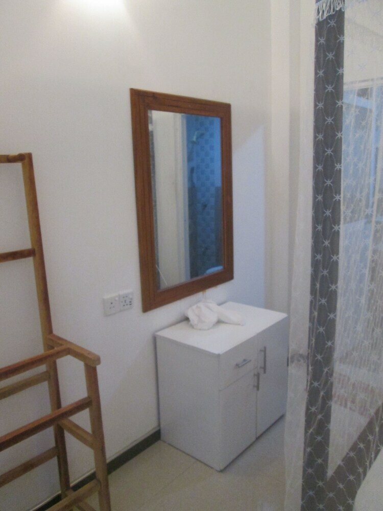 Hotel Dhanushka Guest House
