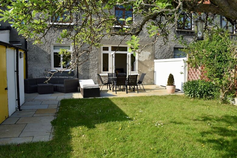 Garden 3 Bedroom Home With Parking