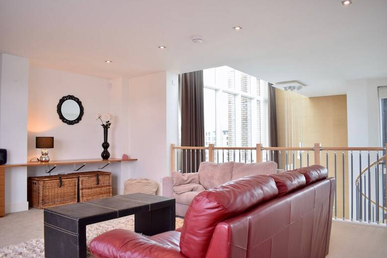 Apartamentos 2 Bedroom Penthouse With Balcony And Castle Views