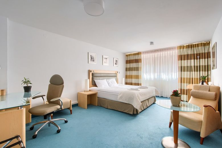 404 Rooms & Apartments