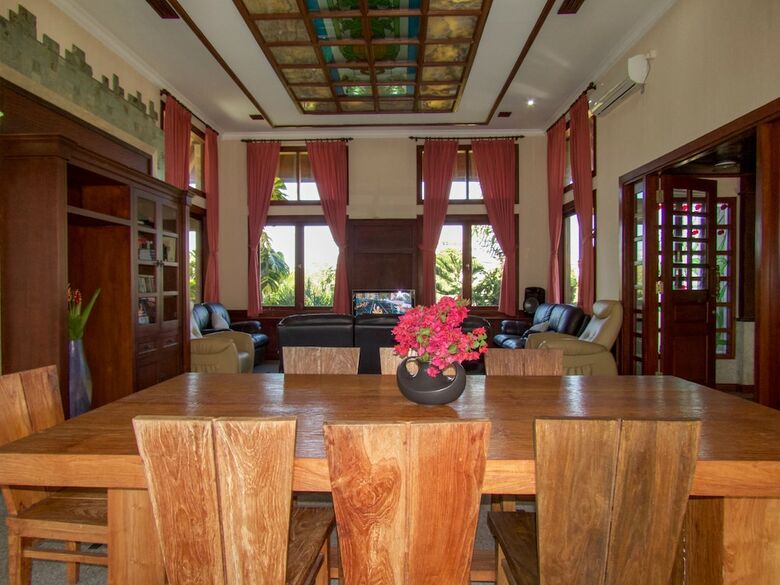 Villa Dynasty Estate