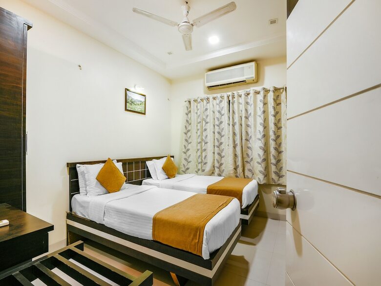 Oyo 15349 Hotel Ira Executive