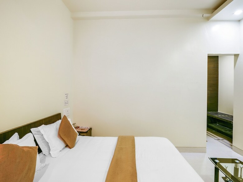 Oyo 15349 Hotel Ira Executive