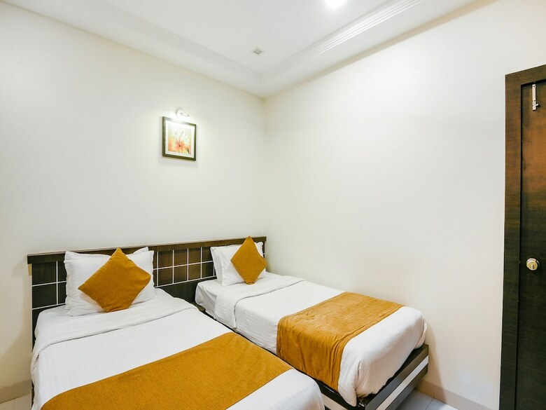 Oyo 15349 Hotel Ira Executive
