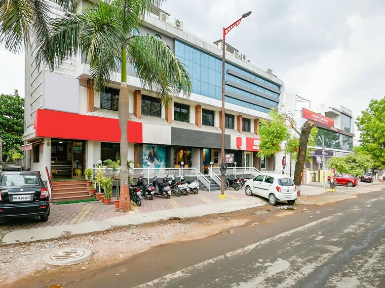 Oyo 15349 Hotel Ira Executive