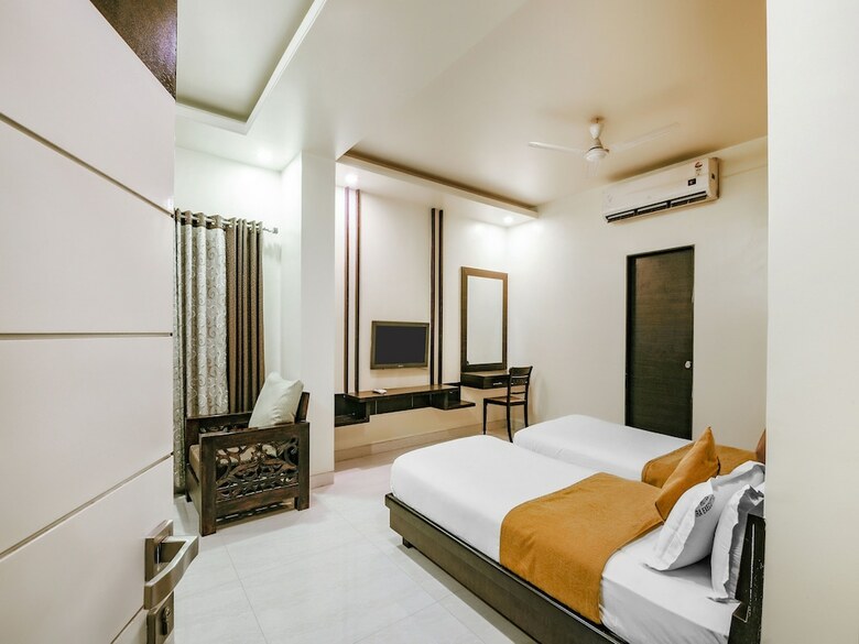 Oyo 15349 Hotel Ira Executive