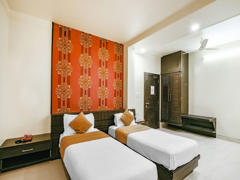 Oyo 15349 Hotel Ira Executive