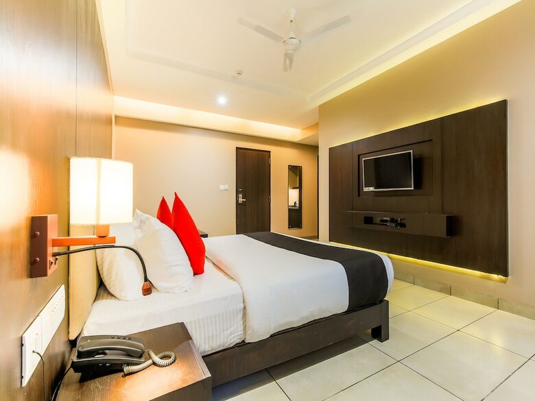 Hotel Capital O 23452 Rivasa Emerald