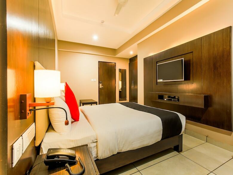 Hotel Capital O 23452 Rivasa Emerald