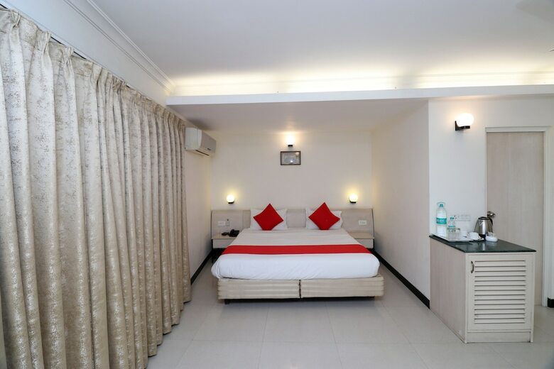 Capital O 1796 Grand Hotel
