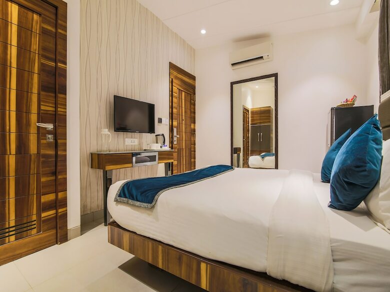 Hotel Edition O 30034 Flora Residency