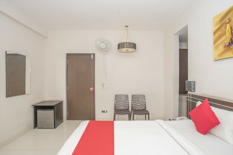 Hotel Oyo 24093 Kp Suits