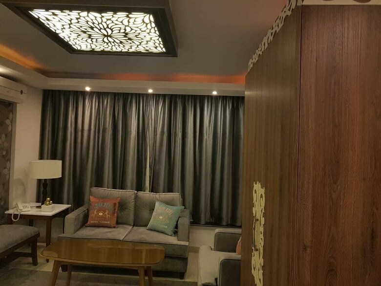 Crown Royal Hotel Tyr