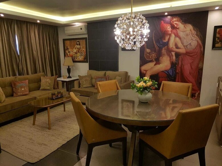 Crown Royal Hotel Tyr