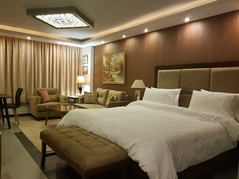 Crown Royal Hotel Tyr