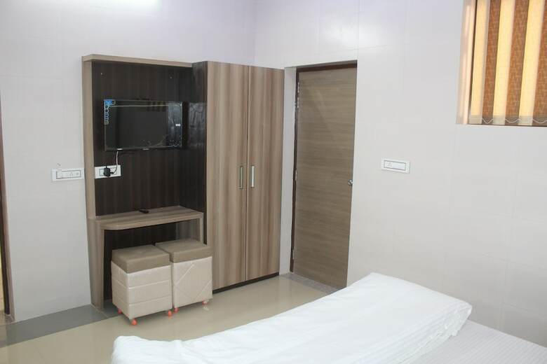 Hotel Bajaj Lake Palace