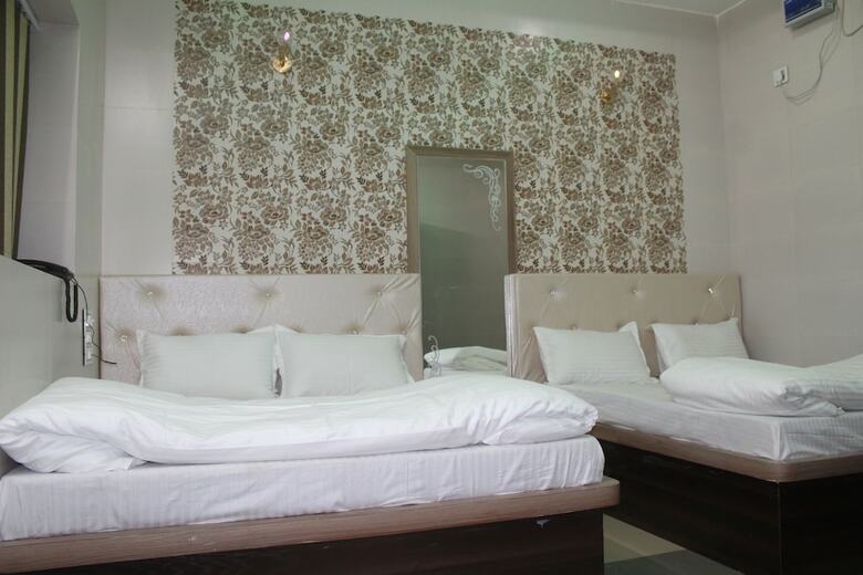 Hotel Bajaj Lake Palace