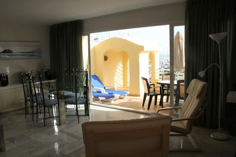 Apartamento En Puerto Marina B32