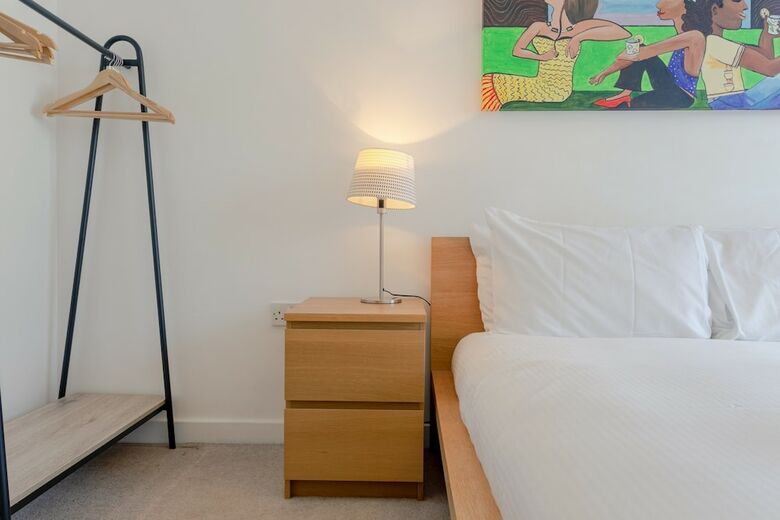 2 Bedroom Apartment In With Views In Shadwells