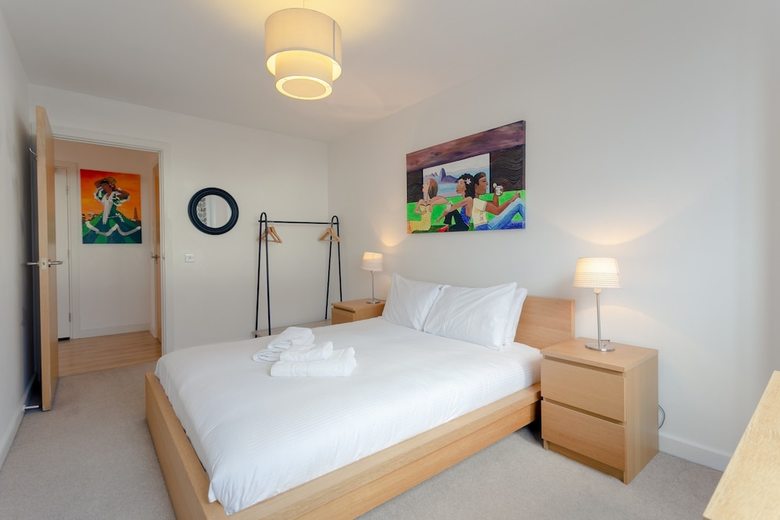 2 Bedroom Apartment In With Views In Shadwells