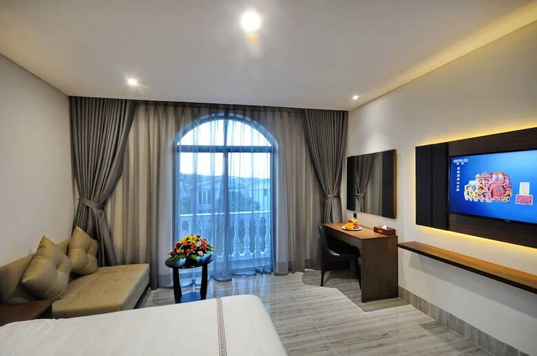Crown Nguyen Hoang Hotel