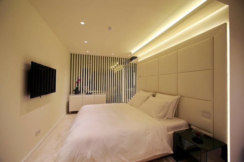 Hotel 9