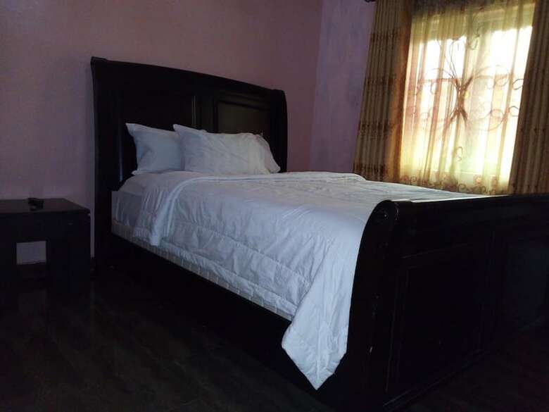 First Laurel Hotel & Suites