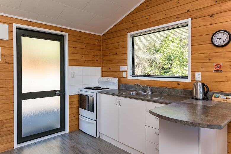 Sunseeker Cottages Motel