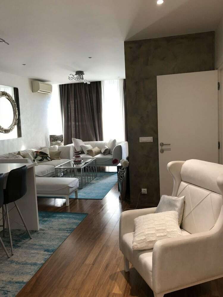 King & Queen Apartments