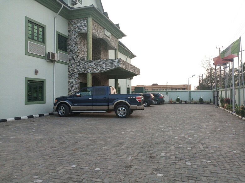 Dionzec Hotel & Suites