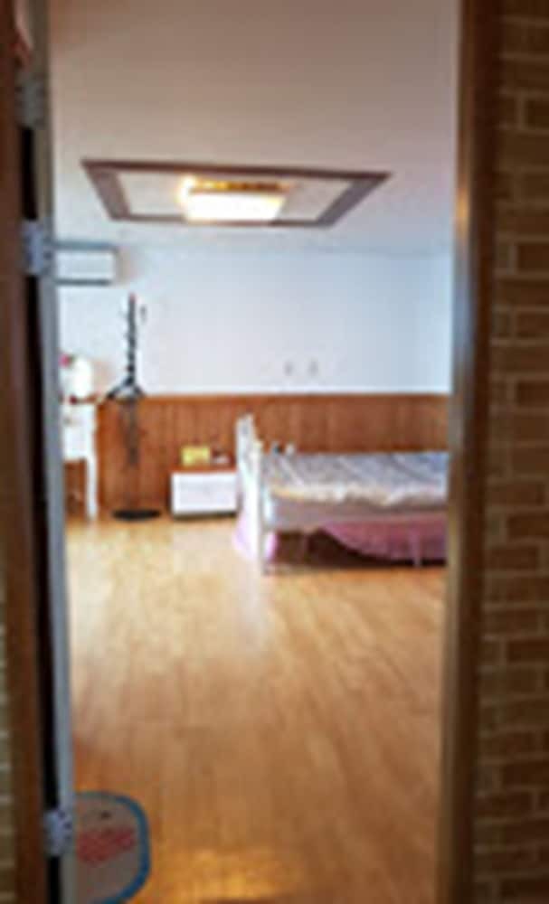 Queens Bay Pension