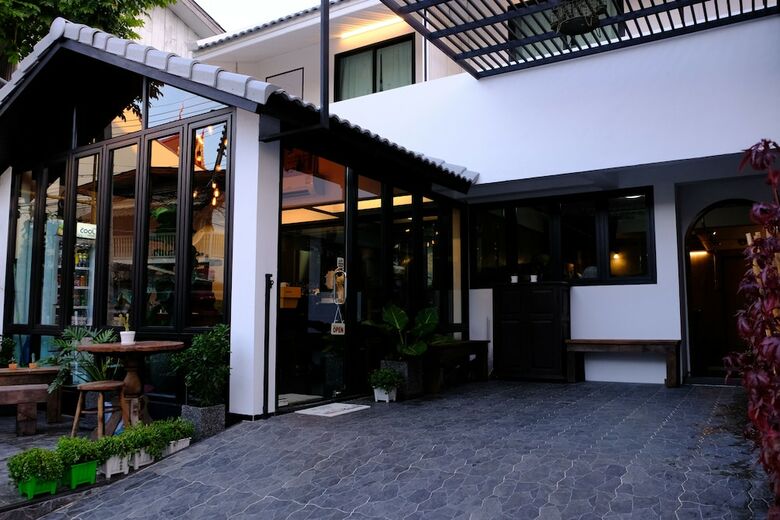 Hostal Baan Lung Poshtel