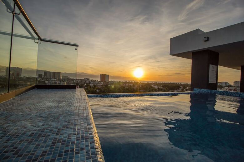 Niza Five Luxury Beach Apartments