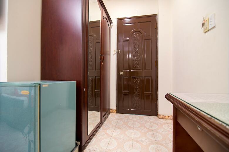 Hotel Reddoorz Plus Near Nowzone Plaza