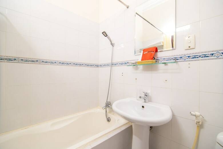 Hotel Reddoorz Plus Near Nowzone Plaza